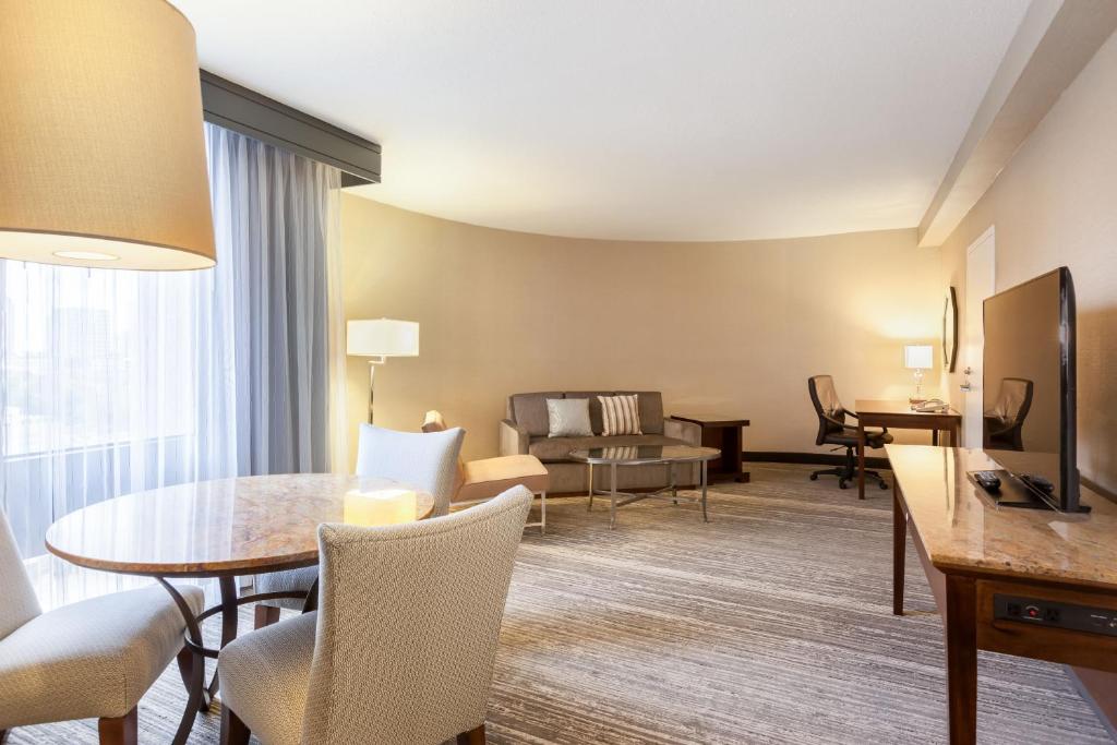 DoubleTree by Hilton Hotel & Suites Houston by the Galleria image 9